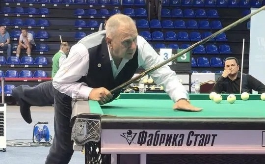Александр Демакин демонстрирует игровую стойку