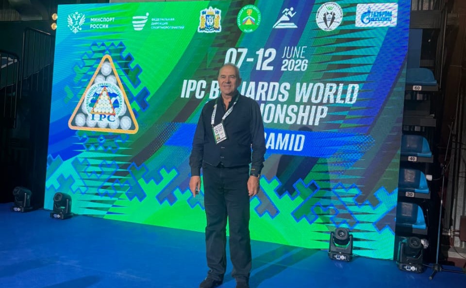 Александр Демакин у баннера чемпионата мира IPC, июнь 2026