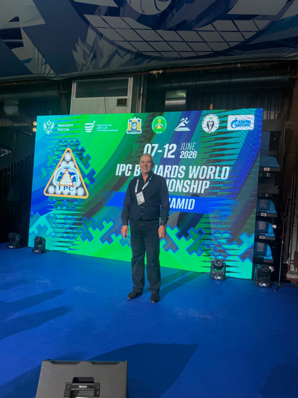 Александр Демакин у баннера чемпионата мира IPC, июнь 2026