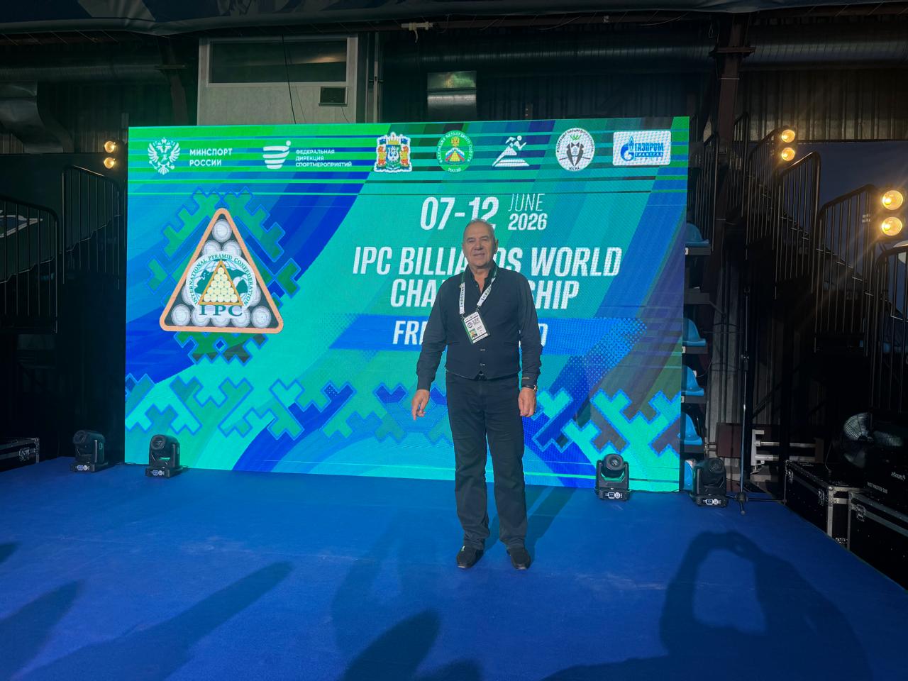 Александр Демакин у баннера чемпионата мира IPC, июнь 2026