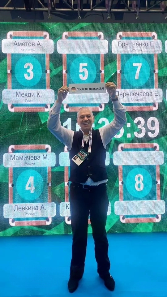Александр Демакин с регистрационной плашкой на соревнованиях